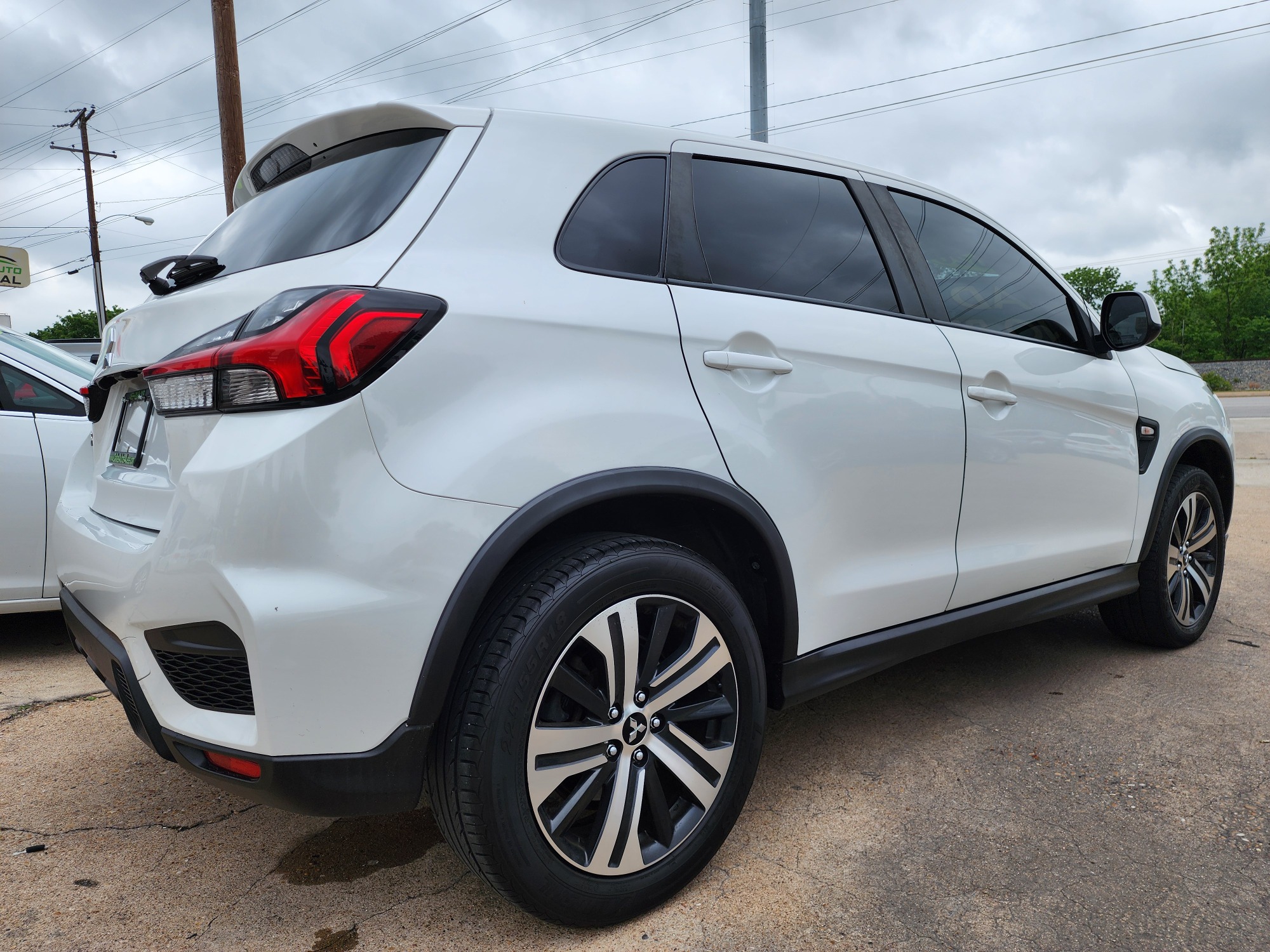 2020 DIAMOND WHITE Mitsubishi Outlander Sport SPORT (JA4AP3AU4LU) with an 2.0L L4 DOHC 16V engine, CVT transmission, located at 2660 S.Garland Avenue, Garland, TX, 75041, (469) 298-3118, 32.885387, -96.656776 - Welcome to DallasAutos4Less, one of the Premier BUY HERE PAY HERE Dealers in the North Dallas Area. We specialize in financing to people with NO CREDIT or BAD CREDIT. We need proof of income, proof of residence, and a ID. Come buy your new car from us today!! This is a Very clean 2020 MITSUBISHI - Photo #3